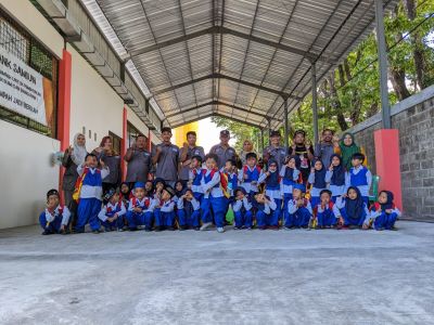 Ajarkan anak-anak usia dini mencintai lingkungan dan kebersihan sekitar bersama TK Plus Wahidiyah Desa Argopeni