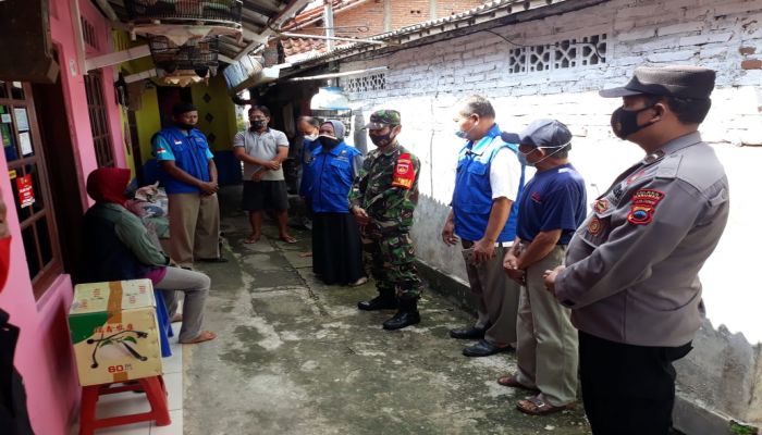 Posko PPKM Mikro Kelurahan Kebumen Berbagi Bantuan Sembako bagi Warga Isolasi Mandiri 01