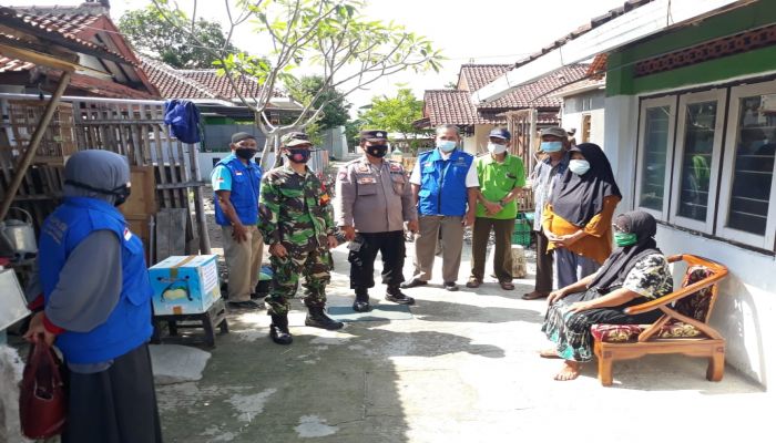 Posko PPKM Mikro Kelurahan Kebumen Berbagi Bantuan Sembako bagi Warga Isolasi Mandiri