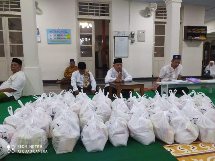 Masjid Darussalam bagi santunan dan Sembako 02