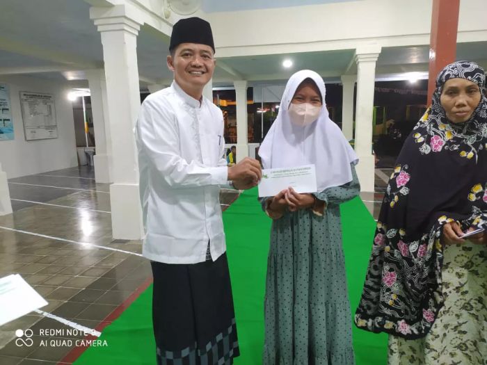 Masjid Darussalam bagi santunan dan Sembako